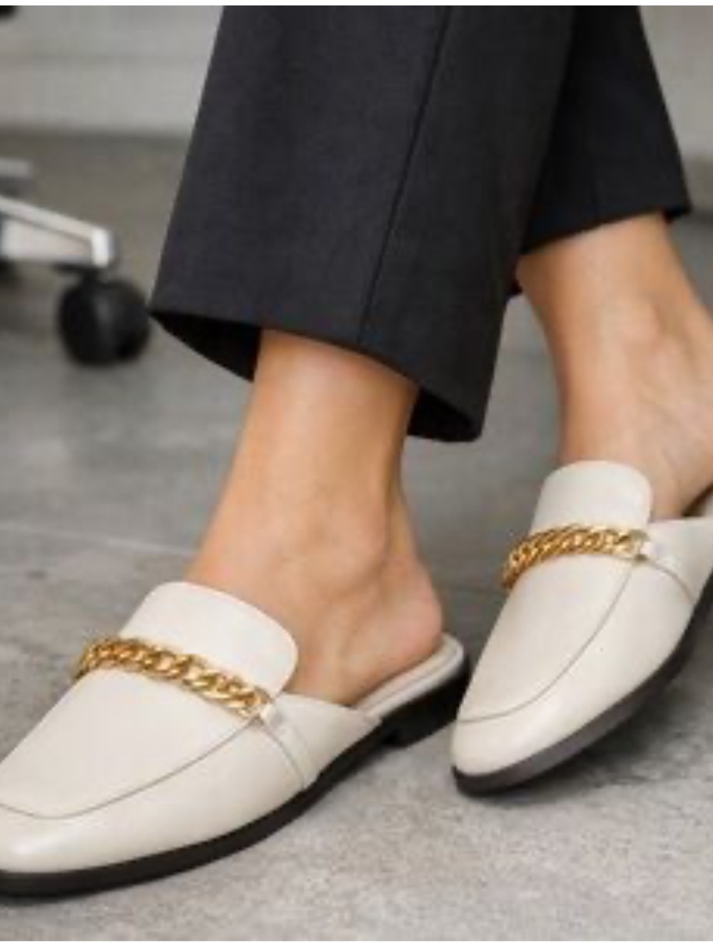 SCHUTZ  Desmond Mules Pearl Cream Leather Slip On Gold Chain NWOB EVEREVE